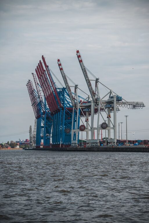 Jak wybrać port przeładunkowy dla transportu międzynarodowego